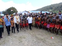 Sambangi Pegunungan Arfak Papua, Jokowi Disambut Tarian Khas