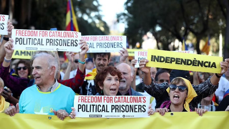 Masyarakat pro-kemerdekaan Catalonia adakan aksi protes damai di Barcelona atas penangkapan pemimpin separatis Catalonia, dipadati hampir setengah juta orang