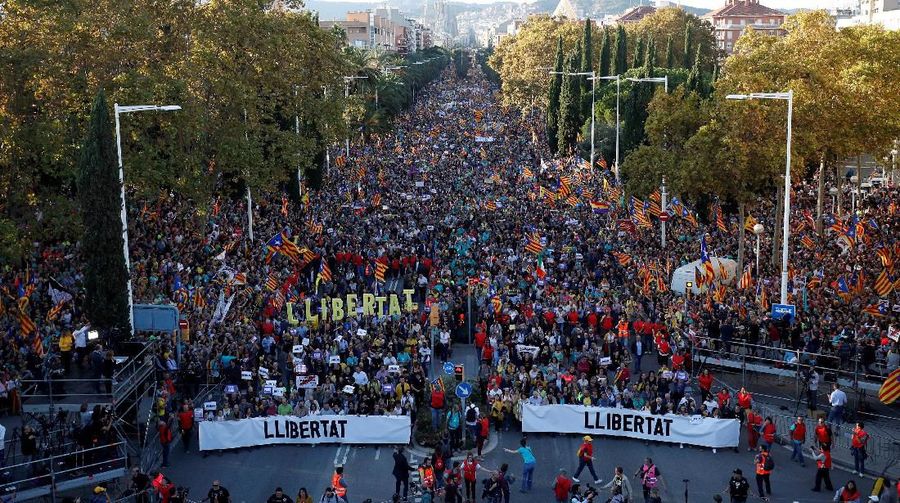 Masyarakat pro-kemerdekaan Catalonia adakan aksi protes damai di Barcelona atas penangkapan pemimpin separatis Catalonia, dipadati hampir setengah juta orang