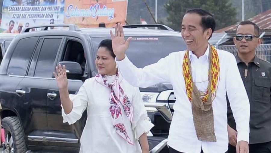Presiden Joko Widodo dan Ibu Negara Iriana Joko Widodo menyambangi lapangan bola Irai di Kabupaten Pegunungan Arfak, Provinsi Papua Barat, Minggu, (27/10/2019). (Biro Pers Sekretariat Presiden/Kris)