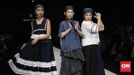 FOTO: Koleksi Busana 'Gila' dan Tak Biasa di JFW 2020