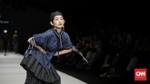 Monday to Sunday tak ragu bermain motif dengan menabrakkan garis-garis dan kotak-kotak. Permainan aksesori pun makin memperkuat tampilan seperti pin, topi ala pelaut, serta anting besar dengan tulisan SUN. (CNN Indonesia/Adhi Wicaksono)