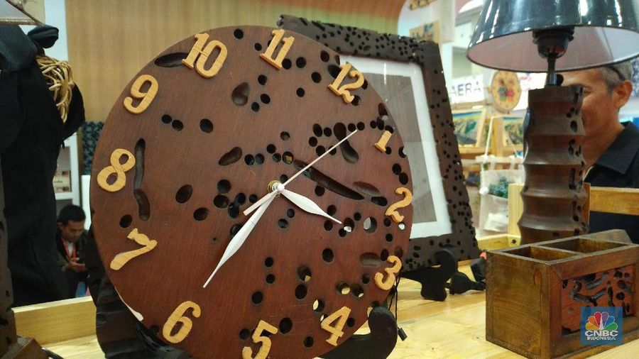 Hal itu dibuktikan oleh Firdaus. Ia menyulap kayu tangi rusak dimakan sejenis cacing maupun kapang menjadi berbagai furnitur dan hiasan indah.