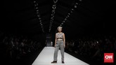 Meski menggunakan kain tradisional, Lekat mengaplikasikannya pada siluet-siluet modern seperti, celana high waist, crop top, juga terusan panjang. (Foto:CNN Indonesia/Adhi Wicaksono)