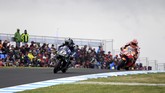 Meski sudah memastikan gelar juara dunia, Marc Marquez, tetap tampil ngotot dan menempel ketat di belakang Maverick Vinales. (AP Photo/Andy Brownbill)