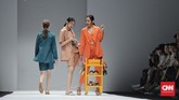 Koleksi sepatu mengambil warna cokelat, hijau, merah juga hitam. PVRA mengambil bentuk cukup beragam seperti sepatu sandal, sandal dan pointed heels. (Foto: CNN Indonesia/Adhi Wicaksono)