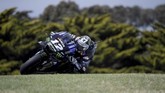 Pebalap Yamaha Maverick Vinales sempat mengambil alih posisi terdepan di lap ke-10 MotoGP Australia 2019. (AP Photo/Andy Brownbill)