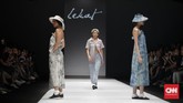 Fase kedua pun ditutup dengan pertunjukkan label Lekat besutan Amanda Indah Lestari. Penonton pun dimanjakan dengan aneka kreasi menggunakan kain tradisional. (Foto:CNN Indonesia/Adhi Wicaksono)