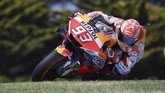 Marc Marquez berhasil mempertahankan posisi terdepan hingga akhir balapan sementara Maverick Vinales terjatuh di lap terakhir. (AP Photo/Andy Brownbill)