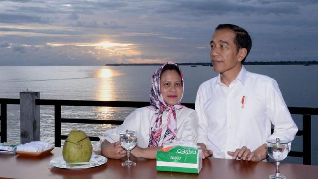 Jokowi Ajak Iriana Nikmati Senja di Kaimana Papua Barat