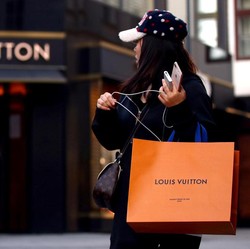 Kata Siapa Zaman Sekarang Susah? Penjualan LV & Dior Meroket