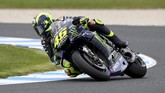 Sementara pebalap veteran asal Yamaha, Valentino Rossi, harus puas finis kedelapan dalam penampilan ke-400 di kelas grand prix sepanjang kariernya. (AP Photo/Andy Brownbill)