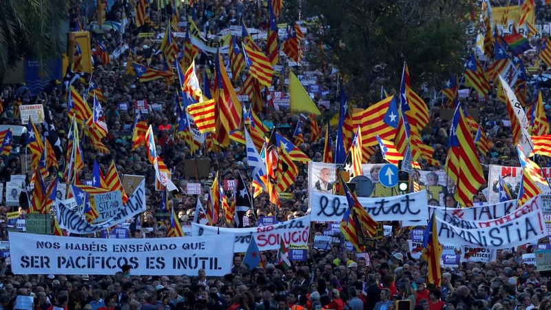 Masyarakat pro-kemerdekaan Catalonia adakan aksi protes damai di Barcelona atas penangkapan pemimpin separatis Catalonia, dipadati hampir setengah juta orang