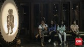 Pertunjukan tersebut merupakan kolaborasi antara perupa kontemporer, Eko Nugroho dengan seniman-seniman teater dari Yogyakarta. (CNN Indonesia/Bisma Septalisma)