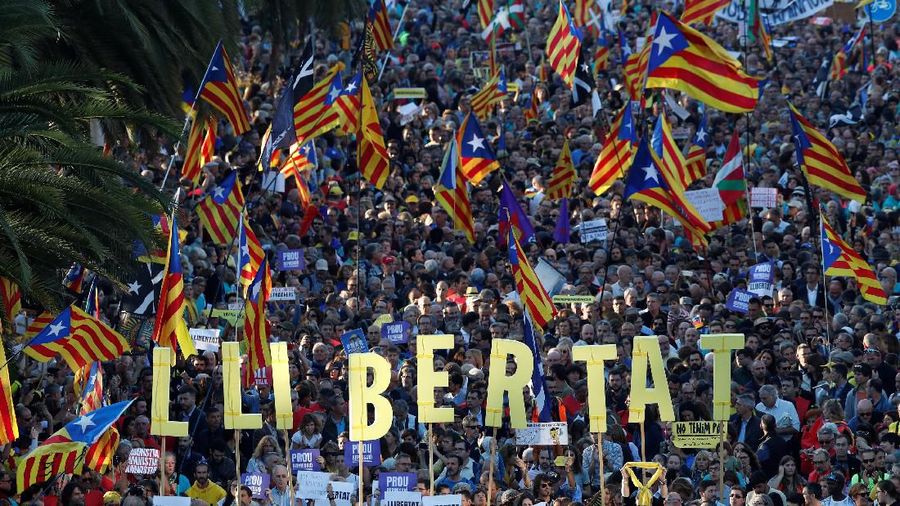 Masyarakat pro-kemerdekaan Catalonia adakan aksi protes damai di Barcelona atas penangkapan pemimpin separatis Catalonia, dipadati hampir setengah juta orang
