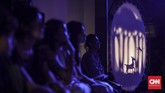 Penonton fokus menyaksikan pertunjukan Wayang Bocor. Wayang Bocor diharapkan dapat membangun jaringan bagi para pelaku seni. (CNN Indonesia/Bisma Septalisma)