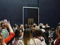 Geger Mona Lisa Dilempar Kue, Ini Kronologinya