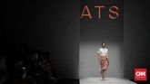Salah satu look tak biasa hadir dengan konsep rok asimetris. Rok dengan warna oranye bercorak putih ini tampak unik dengan detail ruffle. (CNN Indonesia/Adhi Wicaksono)
