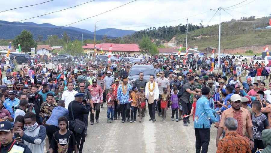 Selain infrastruktur jalan, Presiden juga berkomitmen untuk mengembangkan bandara dan sejumlah fasilitas publik lainnya di Pegunungan Arfak