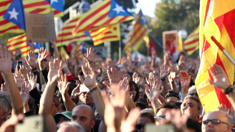 Masyarakat pro-kemerdekaan Catalonia adakan aksi protes damai di Barcelona atas penangkapan pemimpin separatis Catalonia, dipadati hampir setengah juta orang