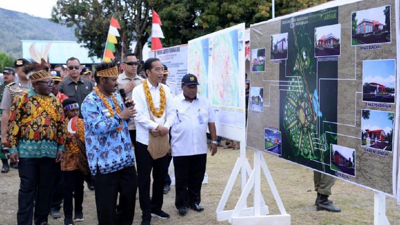 Selain infrastruktur jalan, Presiden juga berkomitmen untuk mengembangkan bandara dan sejumlah fasilitas publik lainnya di Pegunungan Arfak
