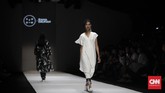 COTTONINK kembali menggandeng desainer Rama Dauhan lewat lini Studio. COTTONINK mencoba keluar dari kebiasaannya dan berkolaborasi dengan Rama yang identik dengan tampilan edgy. (CNN Indonesia/Adhi Wicaksono)