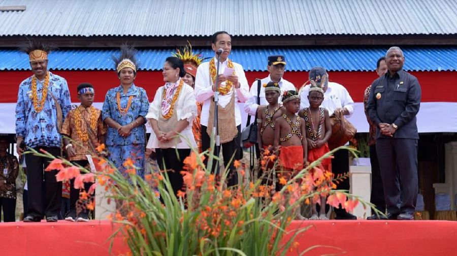 Selain infrastruktur jalan, Presiden juga berkomitmen untuk mengembangkan bandara dan sejumlah fasilitas publik lainnya di Pegunungan Arfak