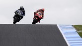 Marc Marquez berhasil menyalip Maverick Vinales di trek lurus di dua lap terakhir MotoGP Australia 2019. (AP Photo/Andy Brownbill)