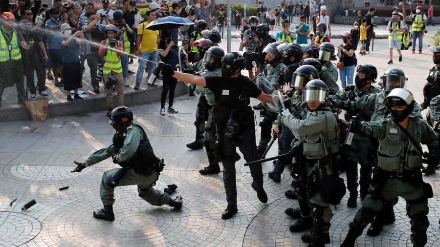 Pihak polisi berakhir bentrok dengan demonstran Hong Kong pada aksi protes yang memasuki minggu ke-21.