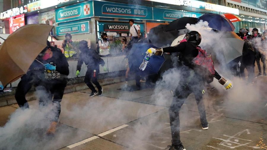Pihak polisi berakhir bentrok dengan demonstran Hong Kong pada aksi protes yang memasuki minggu ke-21.