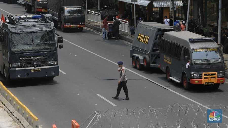 Ruas Jalan Medan Merdeka Barat telah ditutup dan dialihkan ke jalur alternatif oleh polisi jelang demo hari Senin (28/10/19).