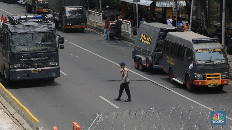Ruas Jalan Medan Merdeka Barat telah ditutup dan dialihkan ke jalur alternatif oleh polisi jelang demo hari Senin (28/10/19).