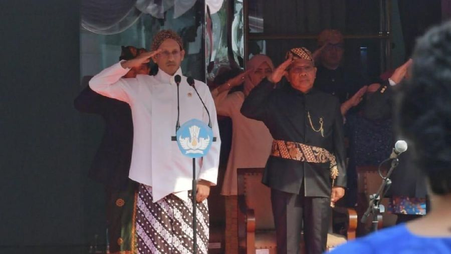 Menteri Pendidikan dan Kebudayaan (Mendikbud), Nadiem Makarim saat memimpin upara sumpah pemuda (Dok. Kemendikbud)