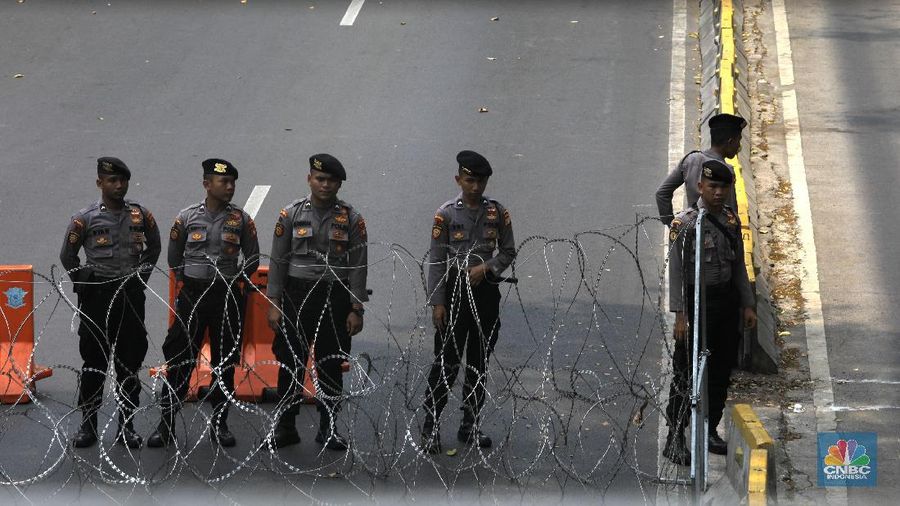 Ruas Jalan Medan Merdeka Barat telah ditutup dan dialihkan ke jalur alternatif oleh polisi jelang demo hari Senin (28/10/19).