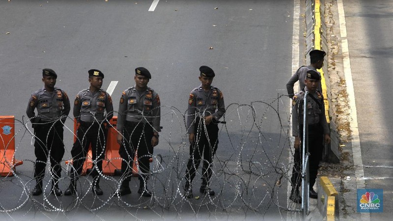 Ruas Jalan Medan Merdeka Barat telah ditutup dan dialihkan ke jalur alternatif oleh polisi jelang demo hari Senin (28/10/19).