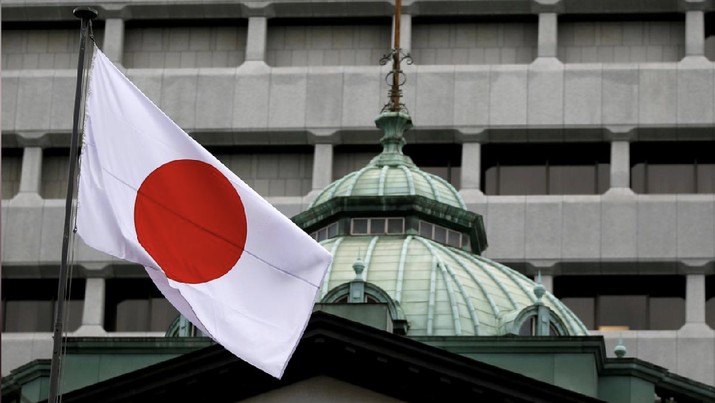 Bendera Jepang Terlihat di Atas Bank of Japan di Tokyo, Jepang pada 21 September 2016 (REUTERS/Toru Hanai)