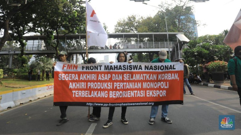 Buruh, mahasiswa, dan berbagai elemen masyarakat kembali turun ke jalanan dalam aksi demonstrasi Senin (28/10/2019)..