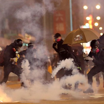 Ini Penampakan Demonstran yang Makin Beringas di Hong Kong