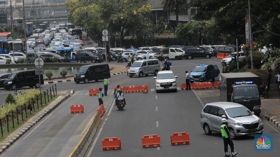Ruas Jalan Medan Merdeka Barat telah ditutup dan dialihkan ke jalur alternatif oleh polisi jelang demo hari Senin (28/10/19).
