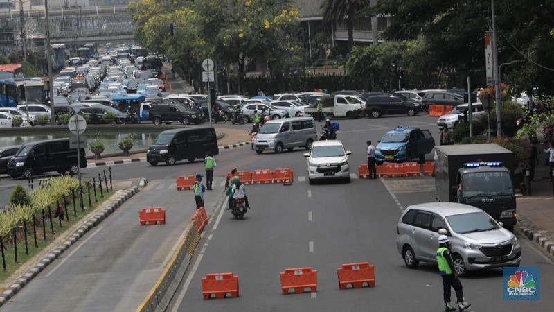 Ruas Jalan Medan Merdeka Barat telah ditutup dan dialihkan ke jalur alternatif oleh polisi jelang demo hari Senin (28/10/19).