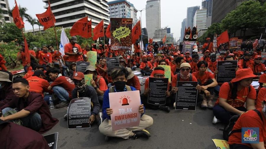 Buruh, mahasiswa, dan berbagai elemen masyarakat kembali turun ke jalanan dalam aksi demonstrasi Senin (28/10/2019)..
