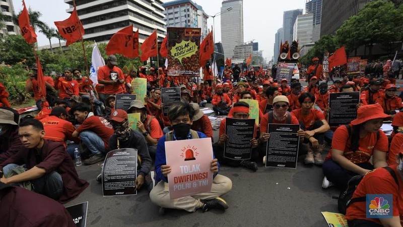 Buruh, mahasiswa, dan berbagai elemen masyarakat kembali turun ke jalanan dalam aksi demonstrasi Senin (28/10/2019)..