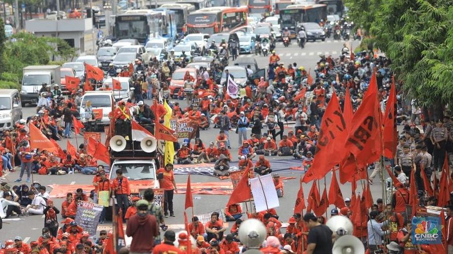 Buruh, mahasiswa, dan berbagai elemen masyarakat kembali turun ke jalanan dalam aksi demonstrasi Senin (28/10/2019)..