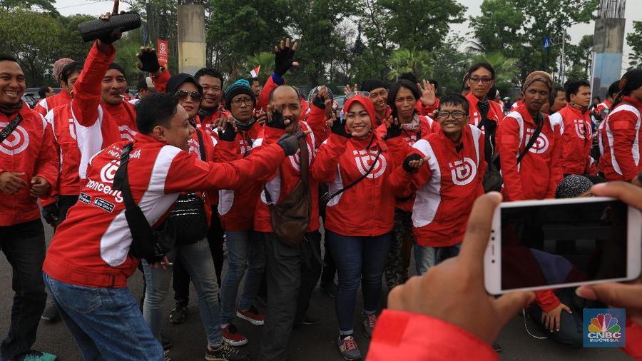 Atribut Bonceng berwarna merah dan putih. Bonceng juga menggunakan tagline 'Ini Dia yang Merah Putih'.