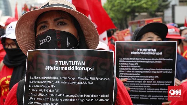 Massa Mahasiswa Maju ke Istana, Polisi Adang di Patung Kuda