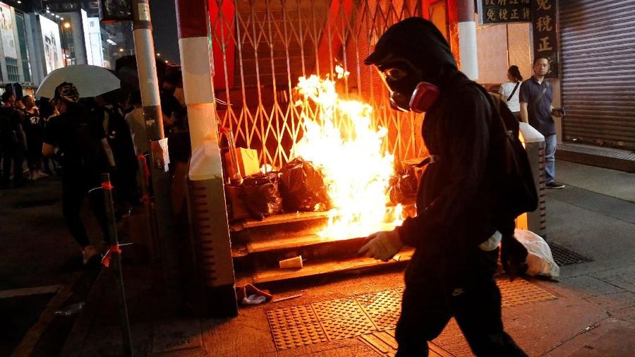 Demo Hong Kong juga masih belum berhenti. Bahkan akhir pekan kemarin, suasana demonstrasi makin mencekam di kota bekas koloni Inggris itu.