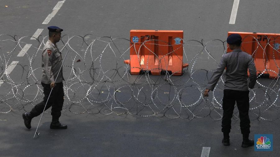 Ruas Jalan Medan Merdeka Barat telah ditutup dan dialihkan ke jalur alternatif oleh polisi jelang demo hari Senin (28/10/19).