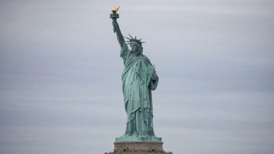 Patung Liberty di New York, Amerika Serikat pada 27 Juni 2018 (REUTERS/Brendan McDermid)