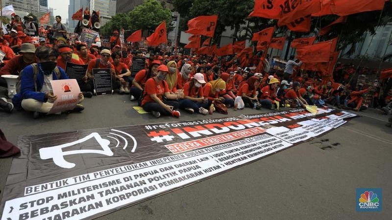 Buruh, mahasiswa, dan berbagai elemen masyarakat kembali turun ke jalanan dalam aksi demonstrasi Senin (28/10/2019)..
