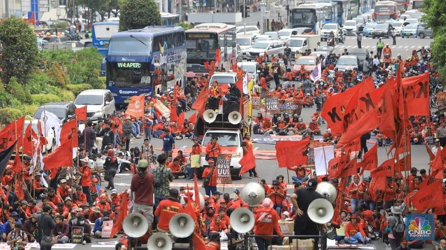 Aksi buruh turun ke jalan akan semakin semarak mulai akhir Oktober sampai awal bulan depan.